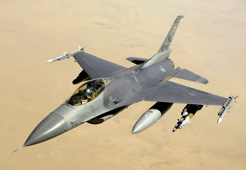 Гръцките военновъздушни сили получиха в сряда своя десети модернизиран изтребител F-16