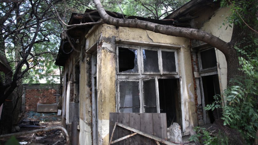 Пожар изпепели стара къща в София - на ъгъла на