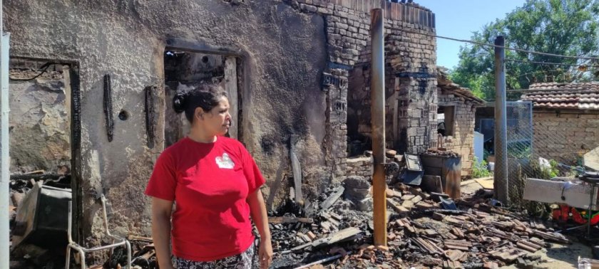 Осемчленно семейство остана без дом, след като пожар унищожи къщата