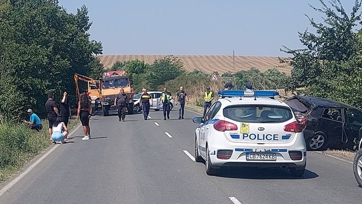 След сблъсък на пътя Бургас - Средец: Кола изхвърча в канавка, двама са ранени