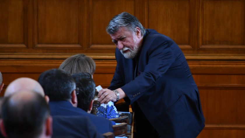 ПГ на ГЕРБ-СДС призова Вежди Рашидов да напусне два свои