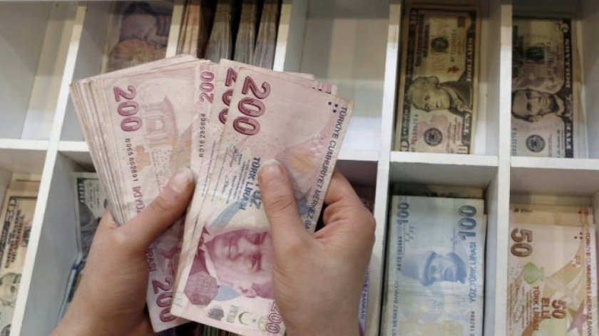 Турската лира стигна до историческо дъно от 27.021 лири за