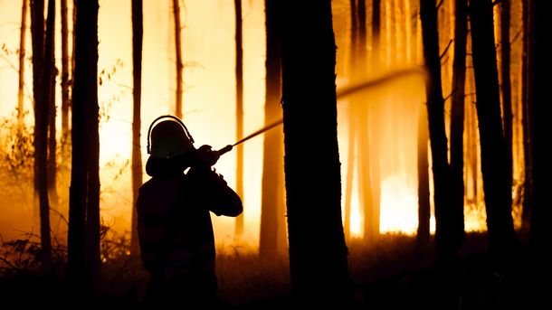 В Европа броят на пожарникарите намалява, въпреки че редица пожари опустошават континента