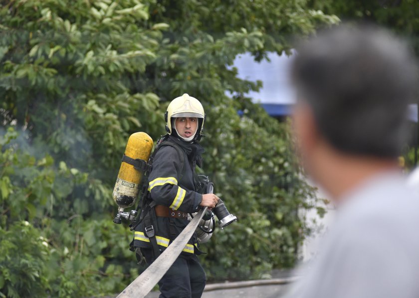 Пожар бушува в парк "Тюблето" в Казанлък