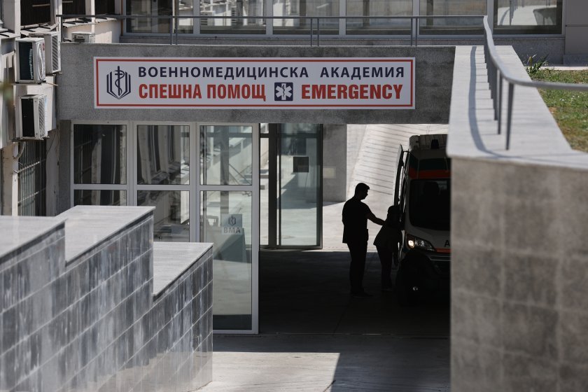 Майката на намушкания фен: Синът ми е в реанимация, в най-добрите лекарски ръце