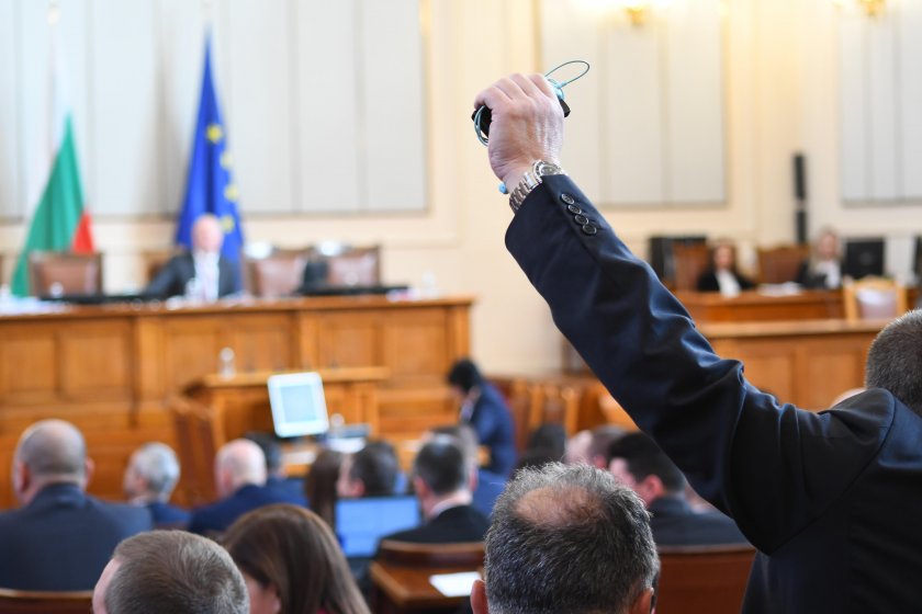 След повече от два часа дебати депутатите приеха гаранции за