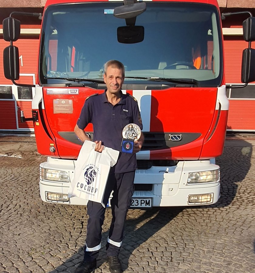 Изкъпаха пожарникар на последното му дежурство