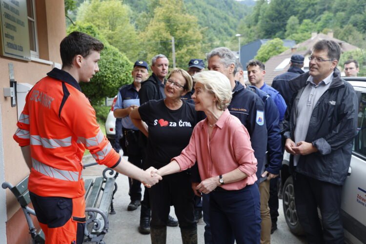 Фон дер Лайен посети пострадалата от наводнения Словения