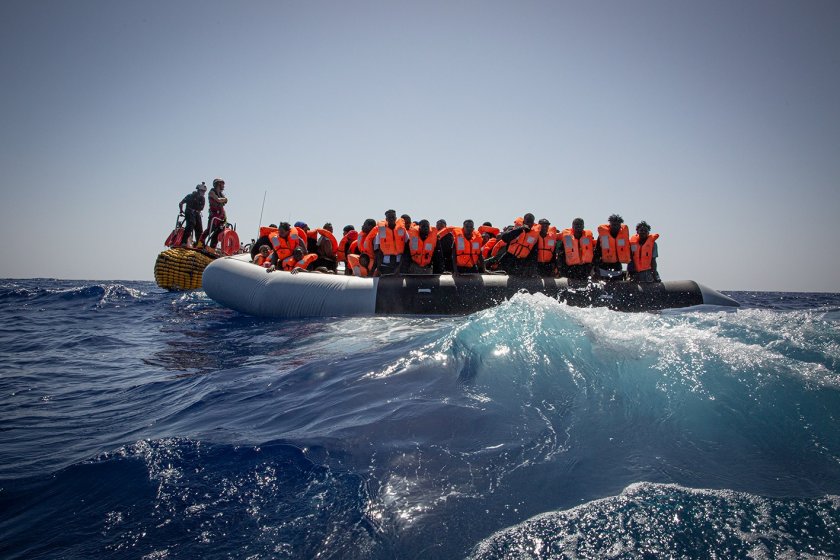 Най-малко 31 мигранти са в неизвестност след две корабокрушения край
