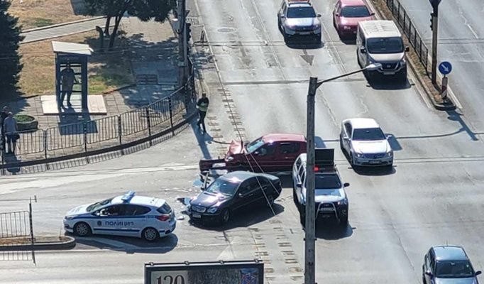 Две коли се помляха на празен булевард в София