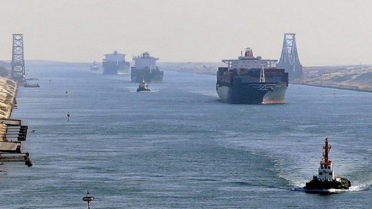 Буксир на Суецкия канал потъна след сблъсък с танкер