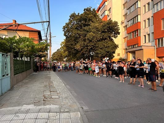 Викове "Оставка" и "Керпиев е позор" пред дома на шефа на Районното в Стамболийски