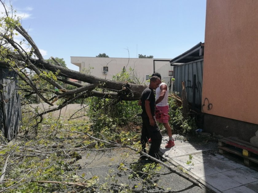 След бурята: Част от Сливен остана без ток