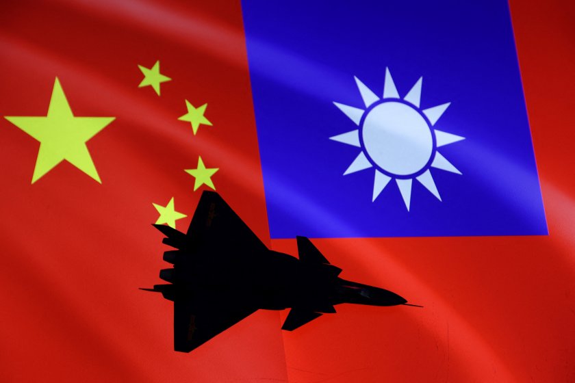 Тайван засече 12 китайски самолета в близост до границите си