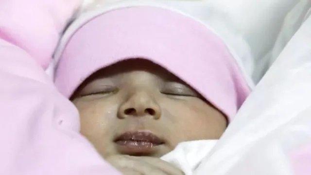 Бебето Афраа, което беше намерено сред развалините на срутена сграда