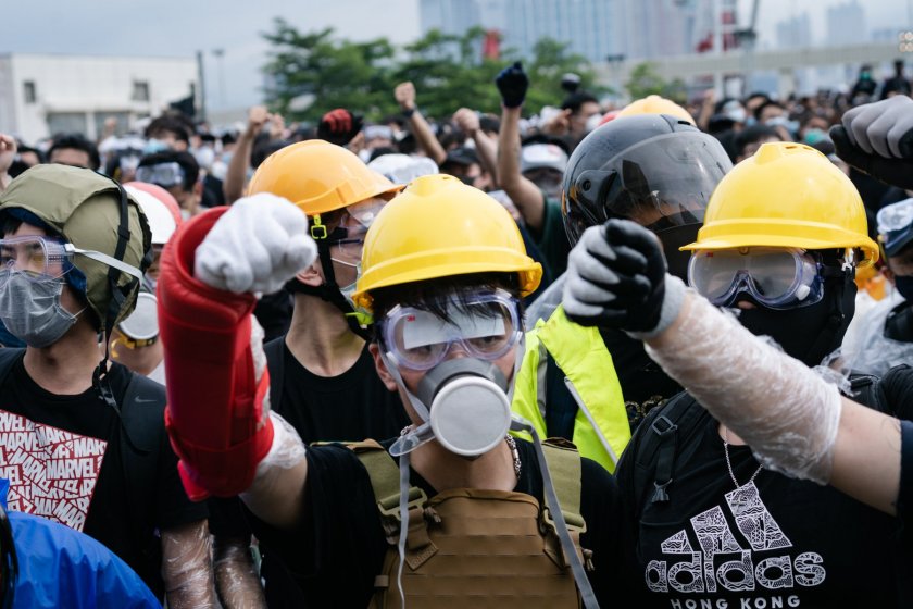 Хонконг прибягва до извънредна заповед, за да забрани маските