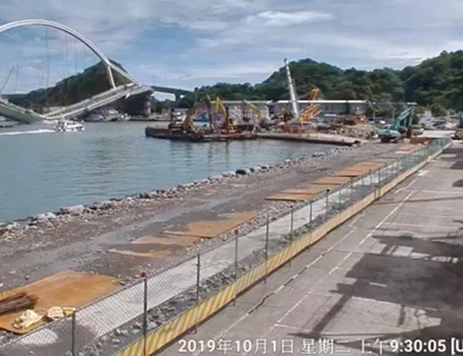 Изровиха четири тела под рухналия в Тайван мост (СНИМКИ)