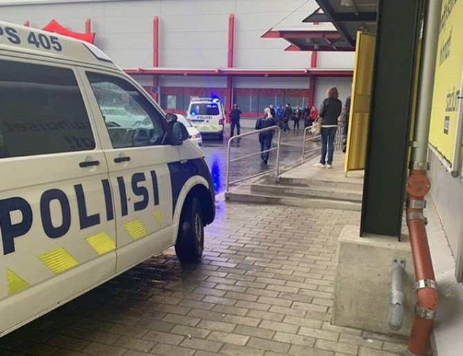Нападател уби един и рани девет във финландски мол (СНИМКИ)