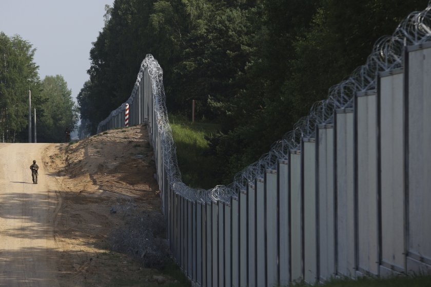 Полша изпраща още 10 000 войници на границата с Беларус