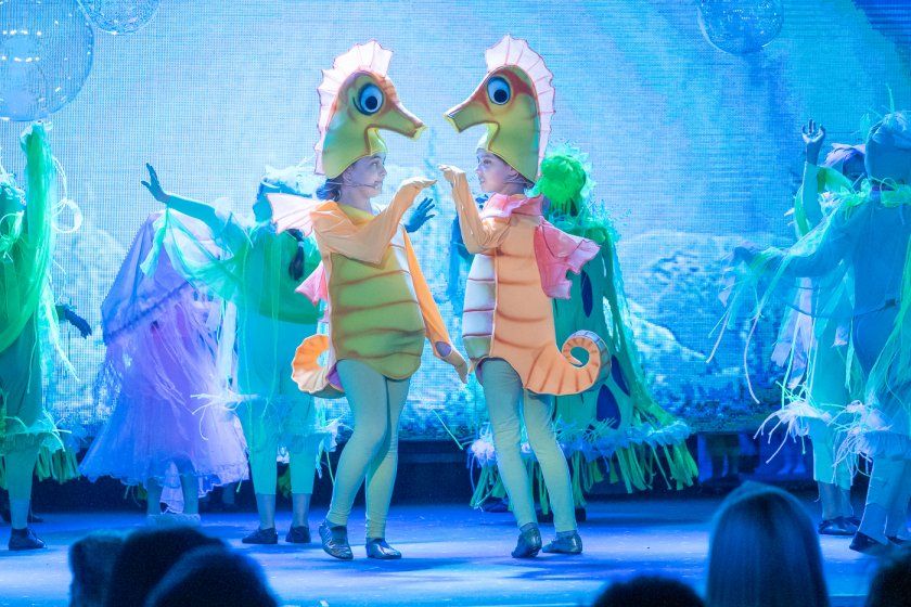 60 деца на възраст от 3 до 15 години, 23