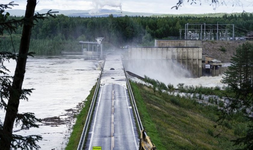 Стената на язовир в Норвегия се скъса, водата пробива