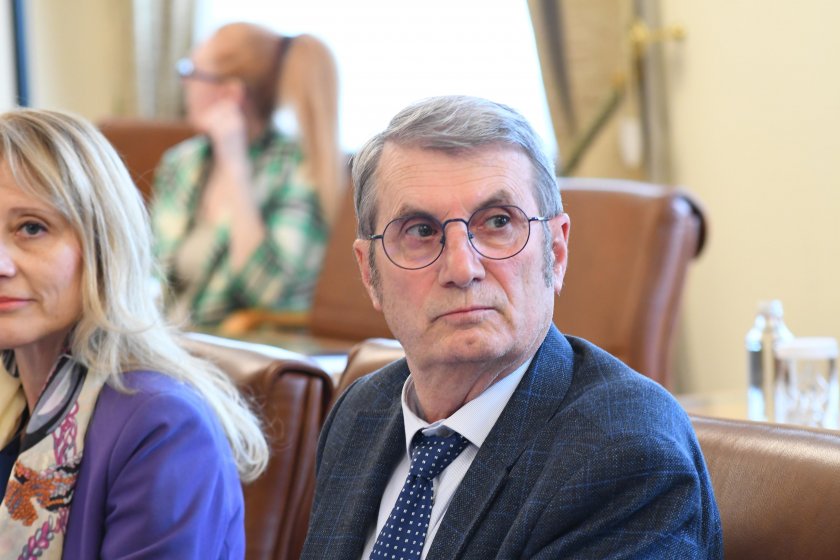 Хинков обеща: Ще намерим 6-ма педиатри за болницата във Враца 