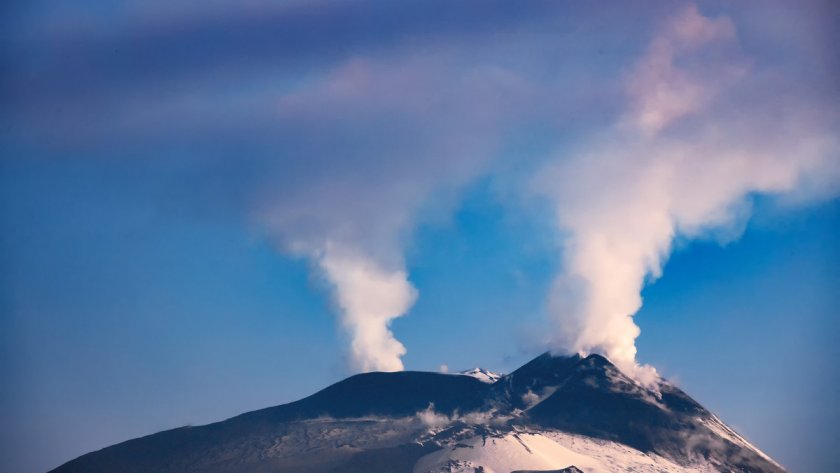 Вулканът Етна затвори летище в Сицилия