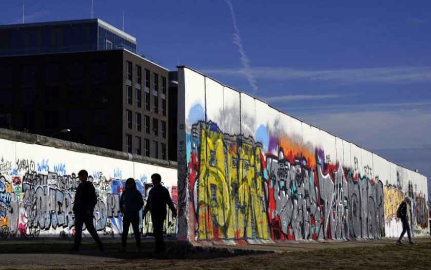 Отбелязват 62 години от построяването на Берлинската стена днес в Берлин