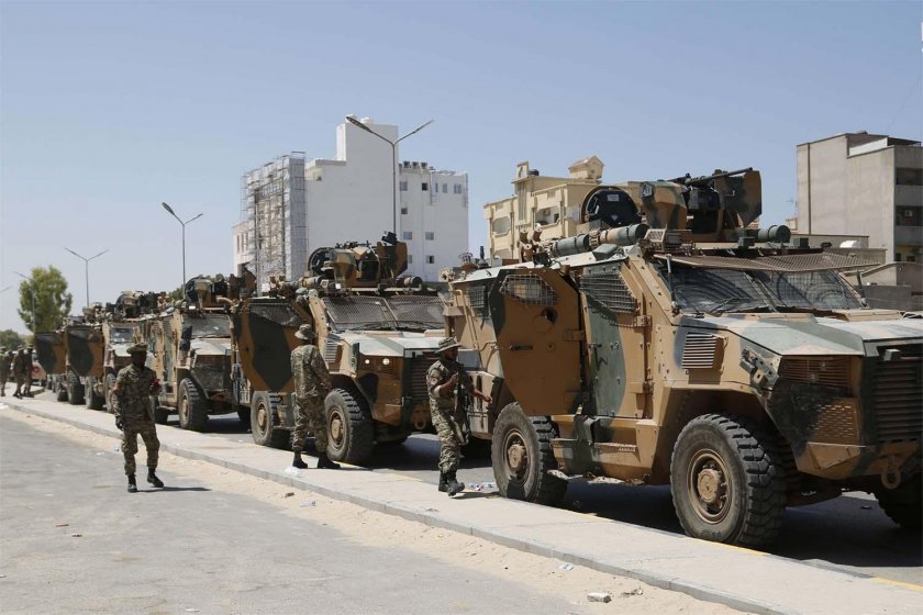 Най-силните въоръжени фракции в либийската столица Триполи снощи започнаха сражения в няколко района на
