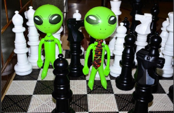 Учени канят извънземни на партия шах