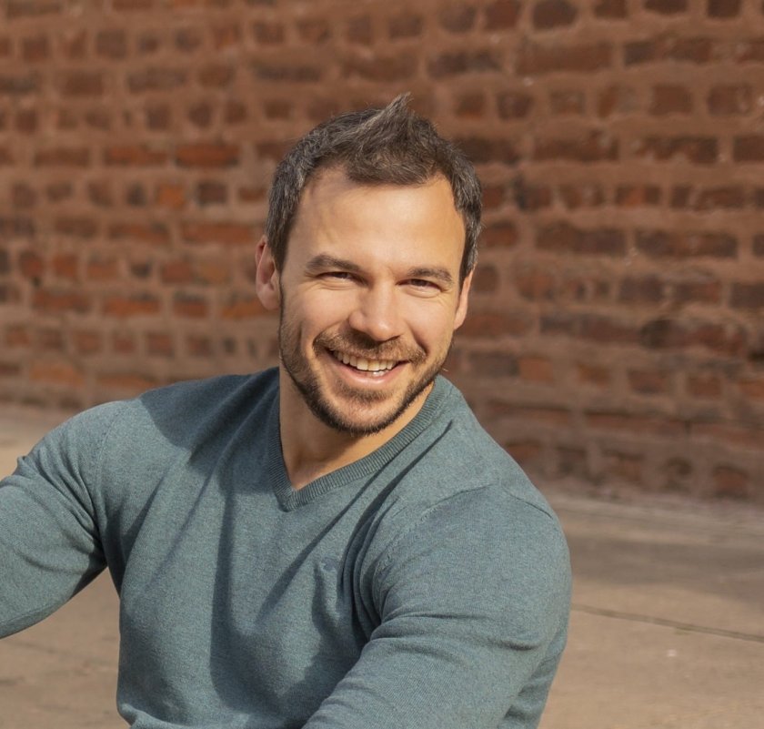 Актьорът Ивайло Захариев разкри в клип в TikTok, че води