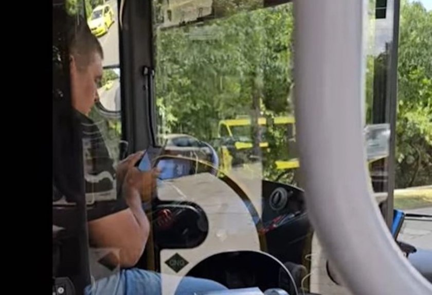 Шофьор на автобус 94 си чати, докато вози пътници
