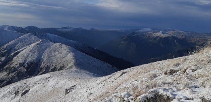 Силен сняг вали в момента на връх Мусала в Рила.