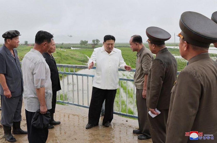 Севернокорейският лидер Ким Чен-ун инспектира военни заводи, включително завод за