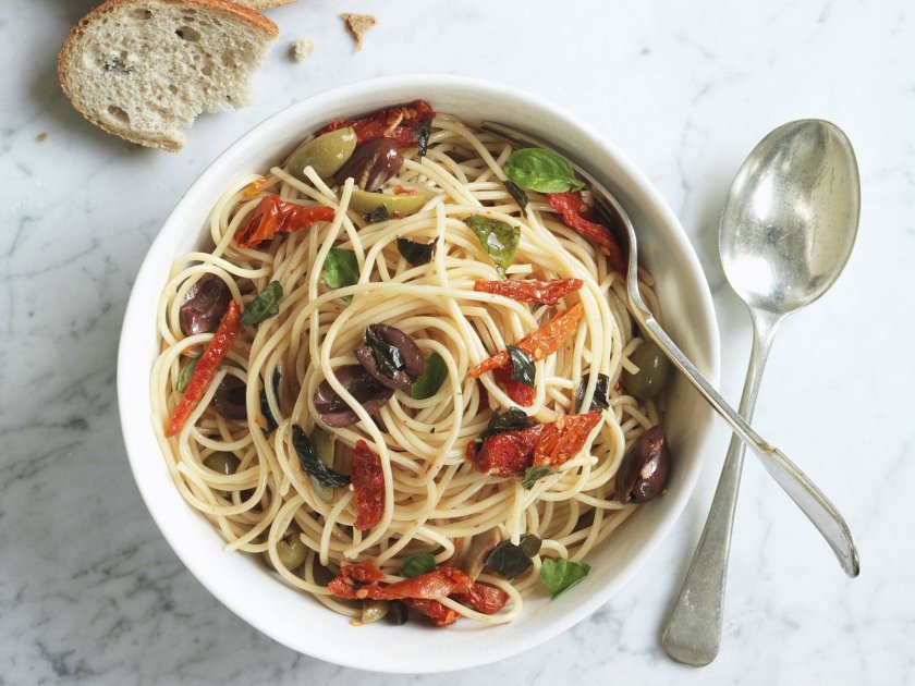 Спагети със сушени домати и маслини