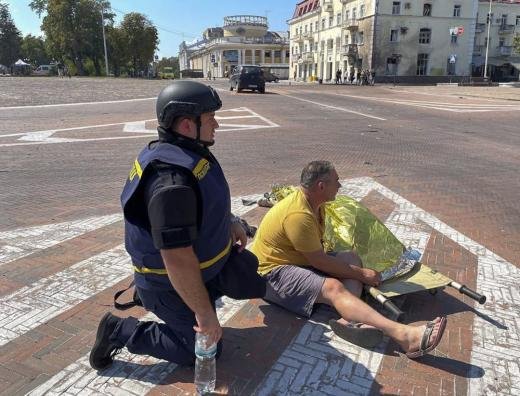 Дете и шест души загинаха след руски ракетен удар по Чернигов, поне 130 са ранени