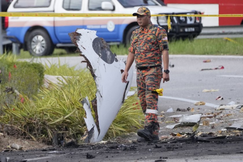 10 загинали при самолетна катастрофа в Малайзия