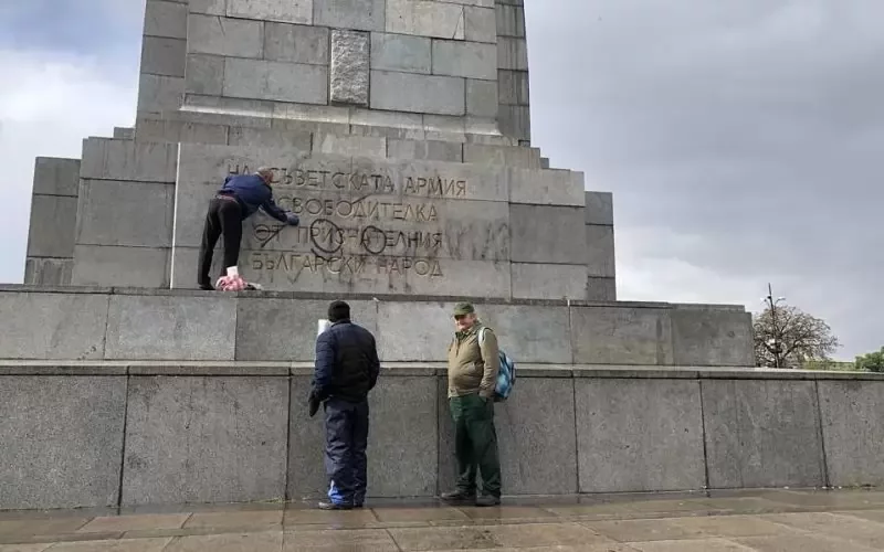 Москва разследва вандалщината над Съветския паметник 