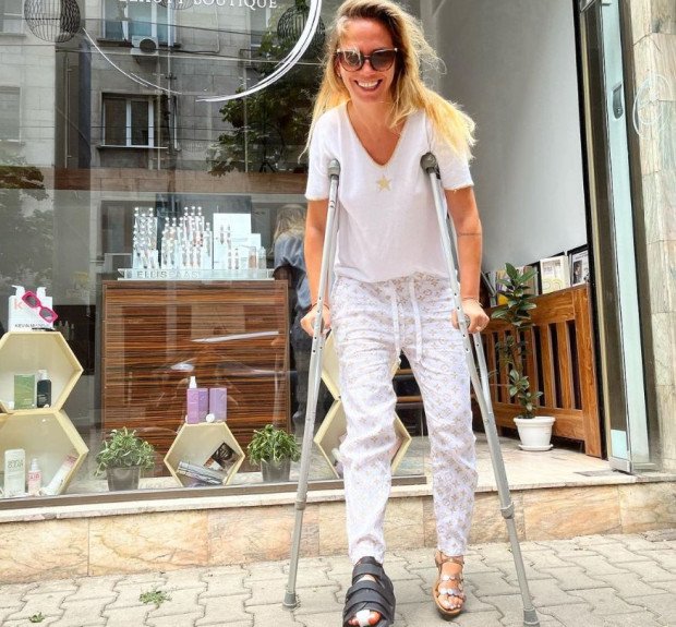 Снежана Макавеева не спира да се усмихва, дори и подпирайки