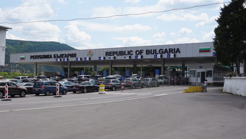 Интензивен е трафикът на граничните пунктове със Сърбия, Румъния и Гърция