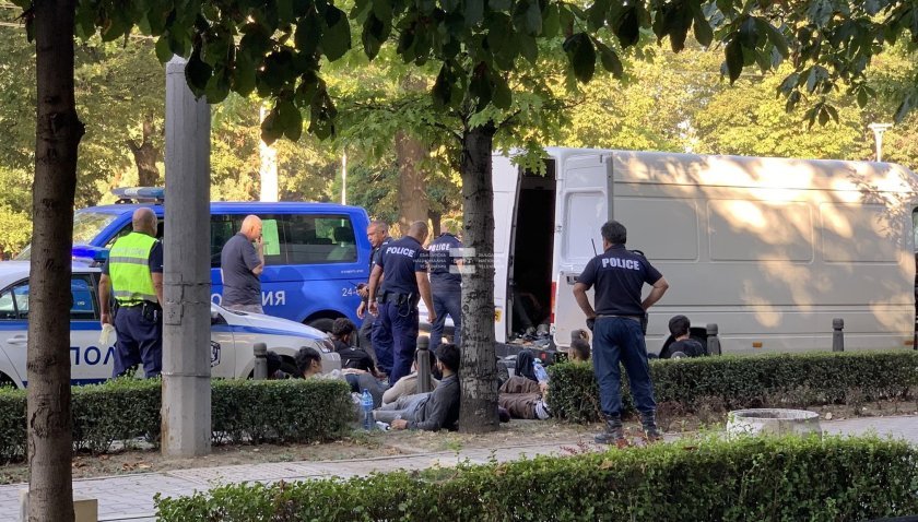 Бус с нелегални мигранти е задържан в центъра на София,