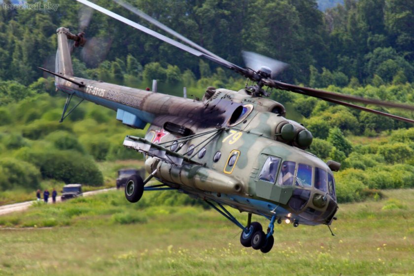 Руски военен хеликоптер Ми-8 се е приземил във военна база