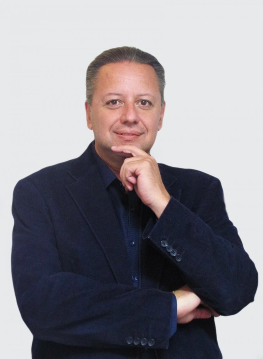   Водещият на новините по вече закритите телевизии Европа“, Канал