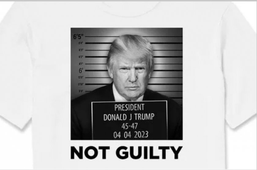 Снимката на Тръмп от ареста - увековечена на сувенири за милиони