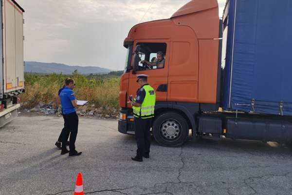 Спецакция на полицията се провежда на АМ “Тракия“ в Пазарджишко (СНИМКИ)