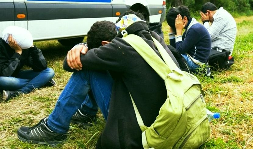 Хванаха около 30 мигранти в бус на входа на София