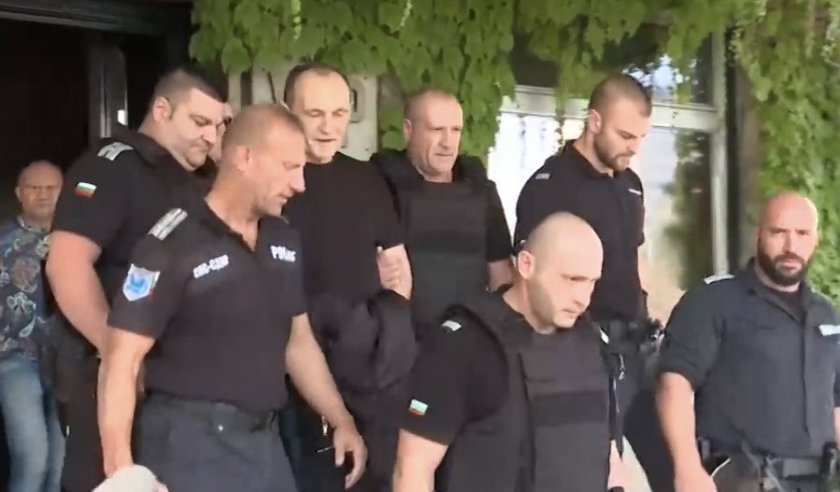 Васил Божков бе отведен от органите на реда. Той кацна