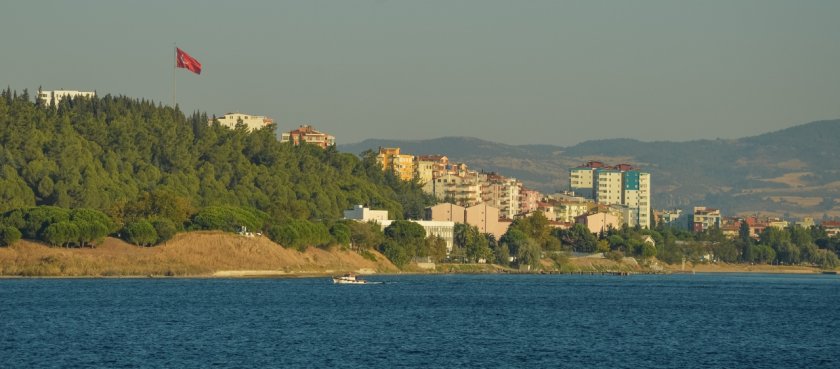 Турция затвори Дарданелите заради пожар 