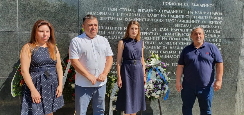 СДС с венци на Черната стена в памет на жертвите на комунизма 