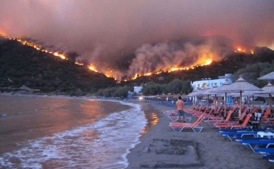 Огненият ад в Гърция пълзи към границата ни 